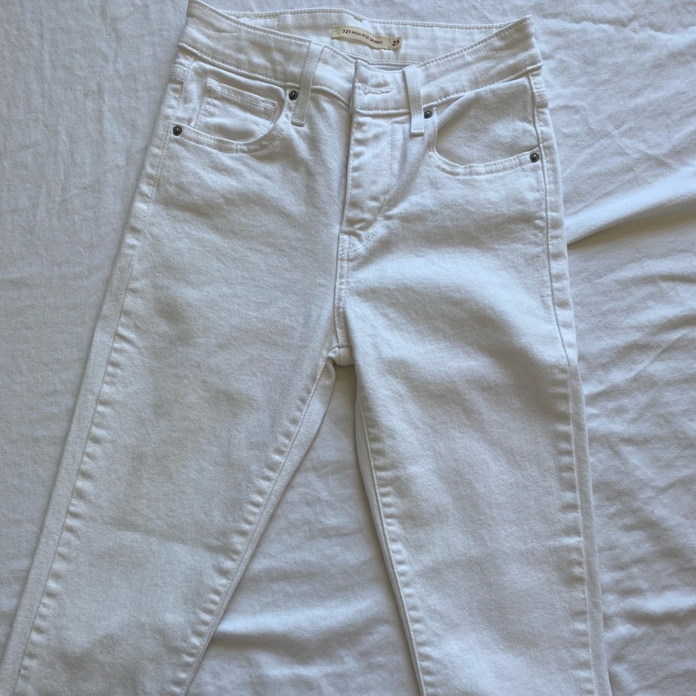 White high rise Levi’s jeans